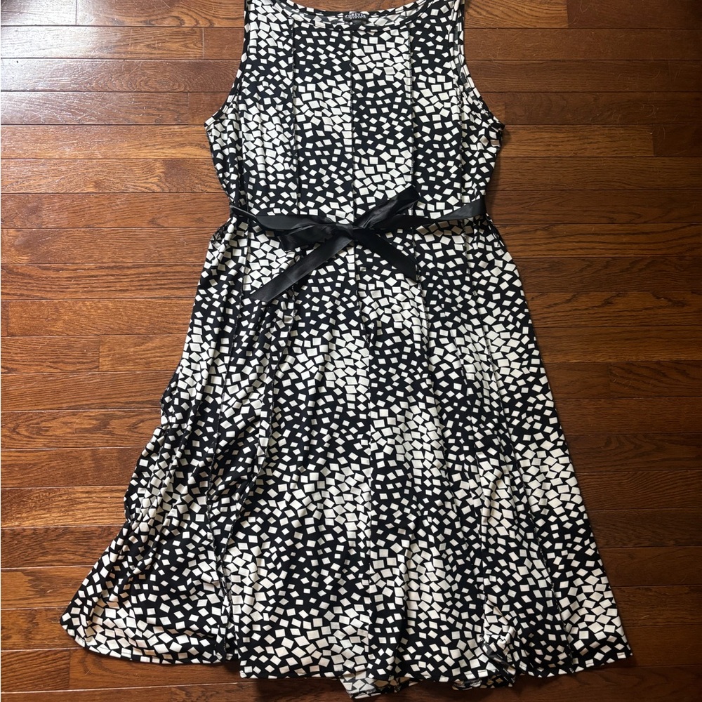 Black and White Ruffled Tiered Midi Dress - Picture 2 of 5
